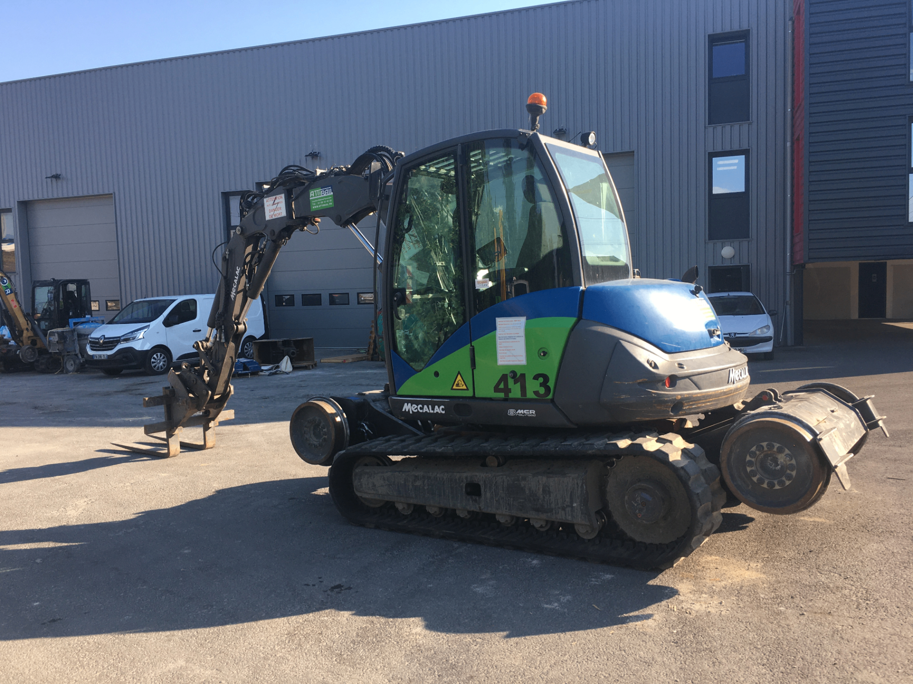 Pelle rail-route Mecalac M136 MRAIL — vue latérale
