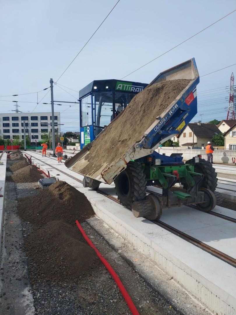 Dumper rail-route D-Skip ATTIRAIL — benne basculée sur chantier tramway