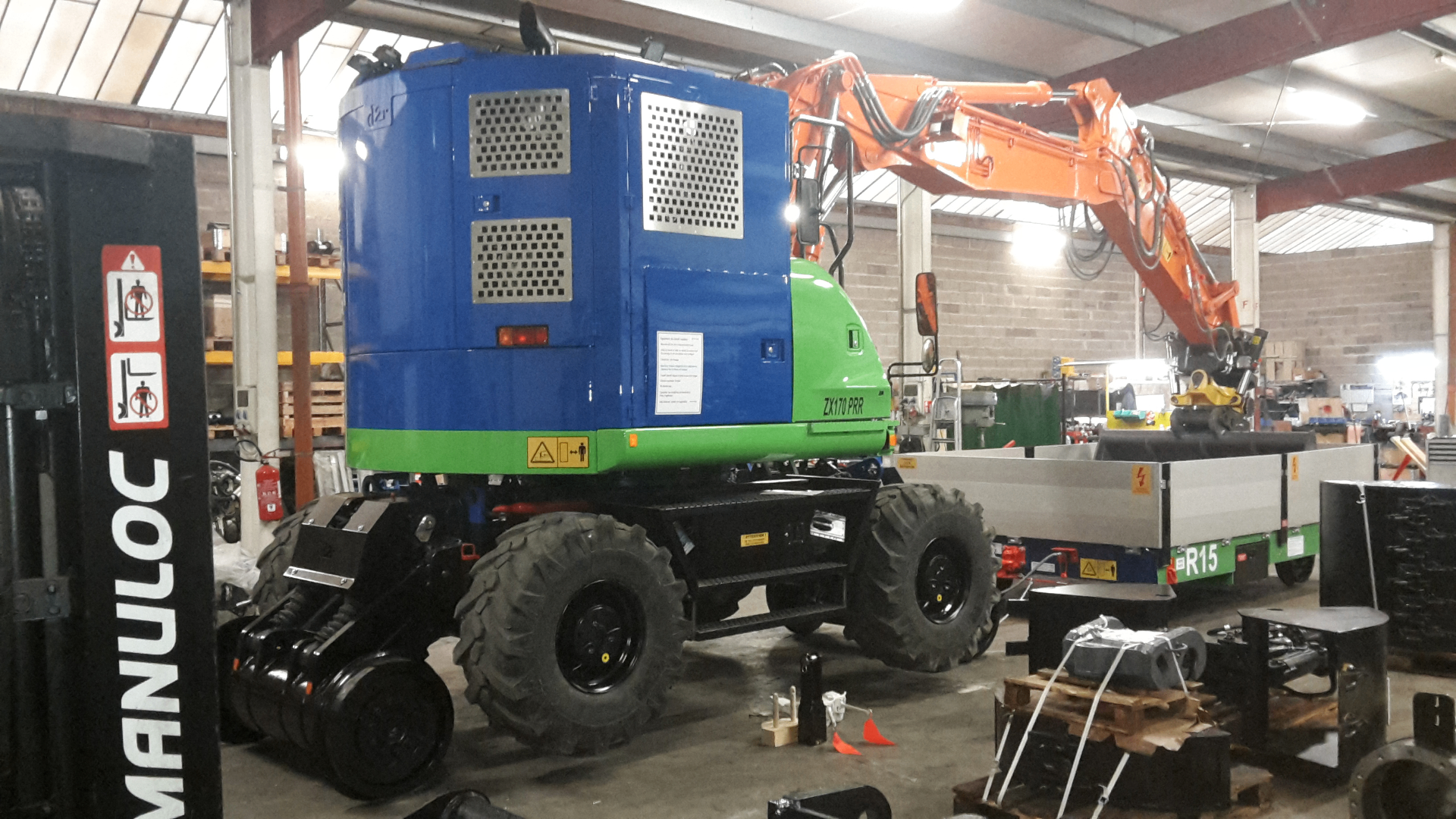 Pelle rail-route Hitachi ZX170-6 — vue arrière atelier
