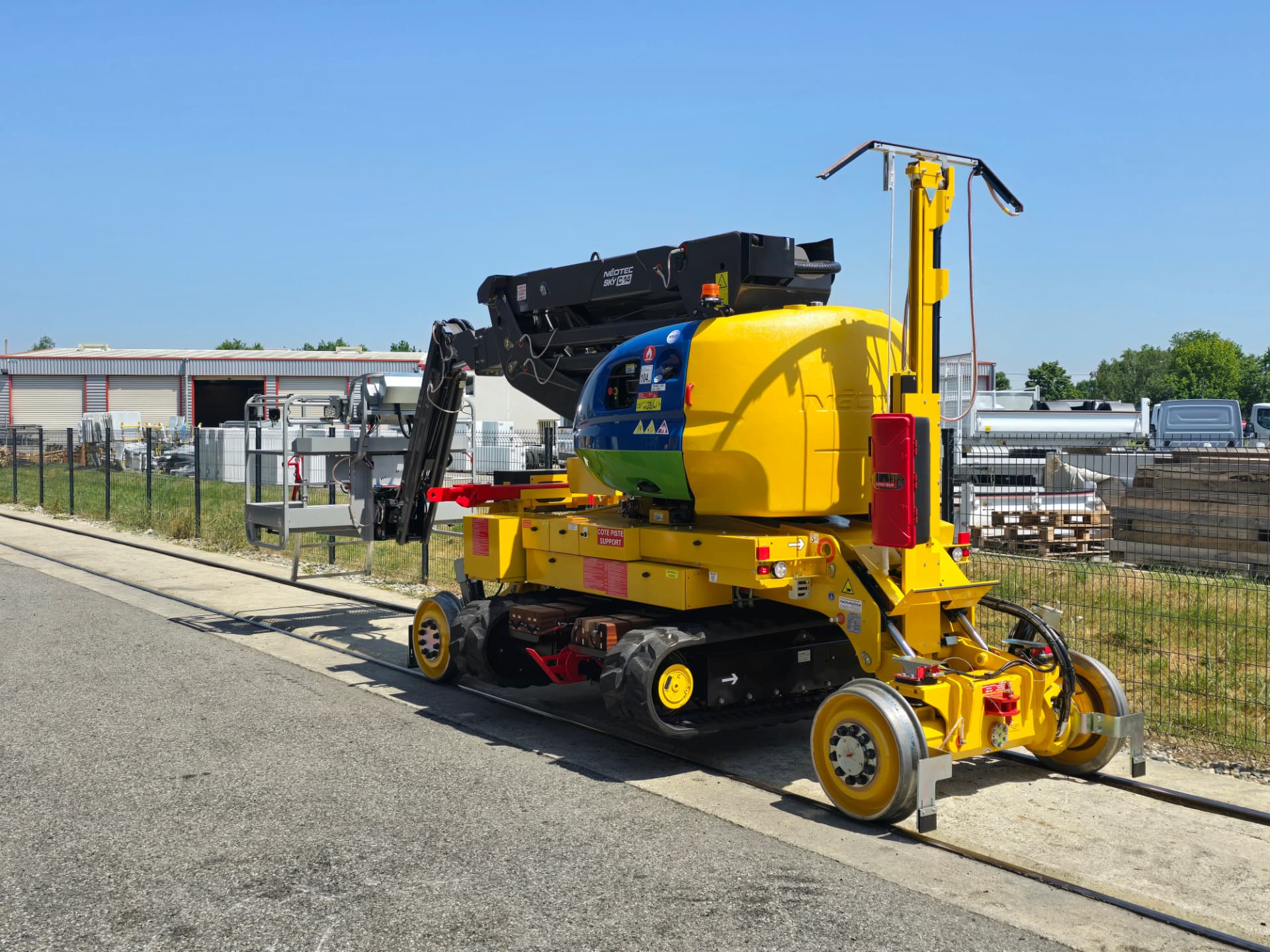 Nacelle rail-route Néotec SKY C14 sur chenilles en mise en voie
