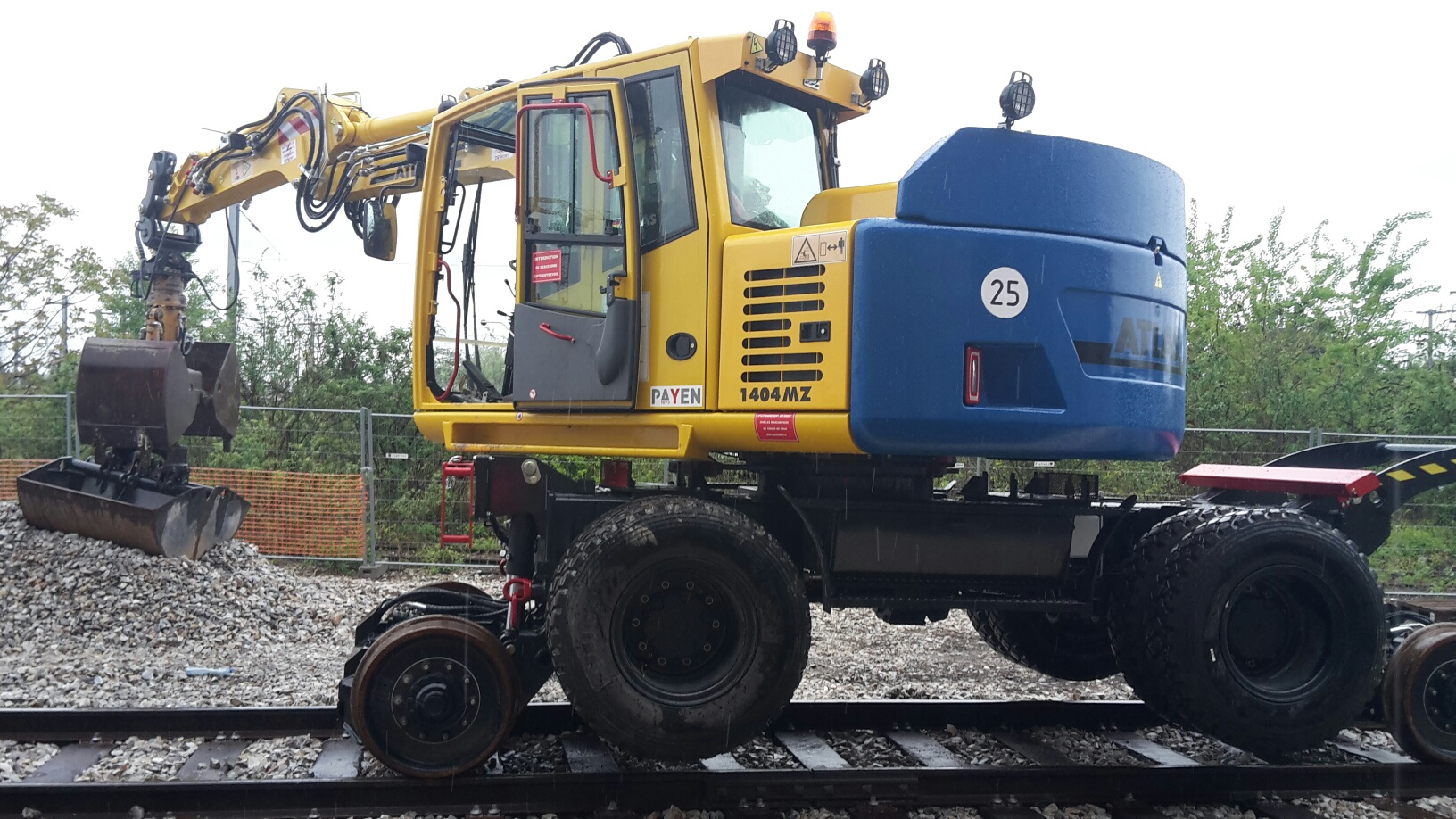 Pelle rail-route Atlas 1404 — vue latérale sur voie