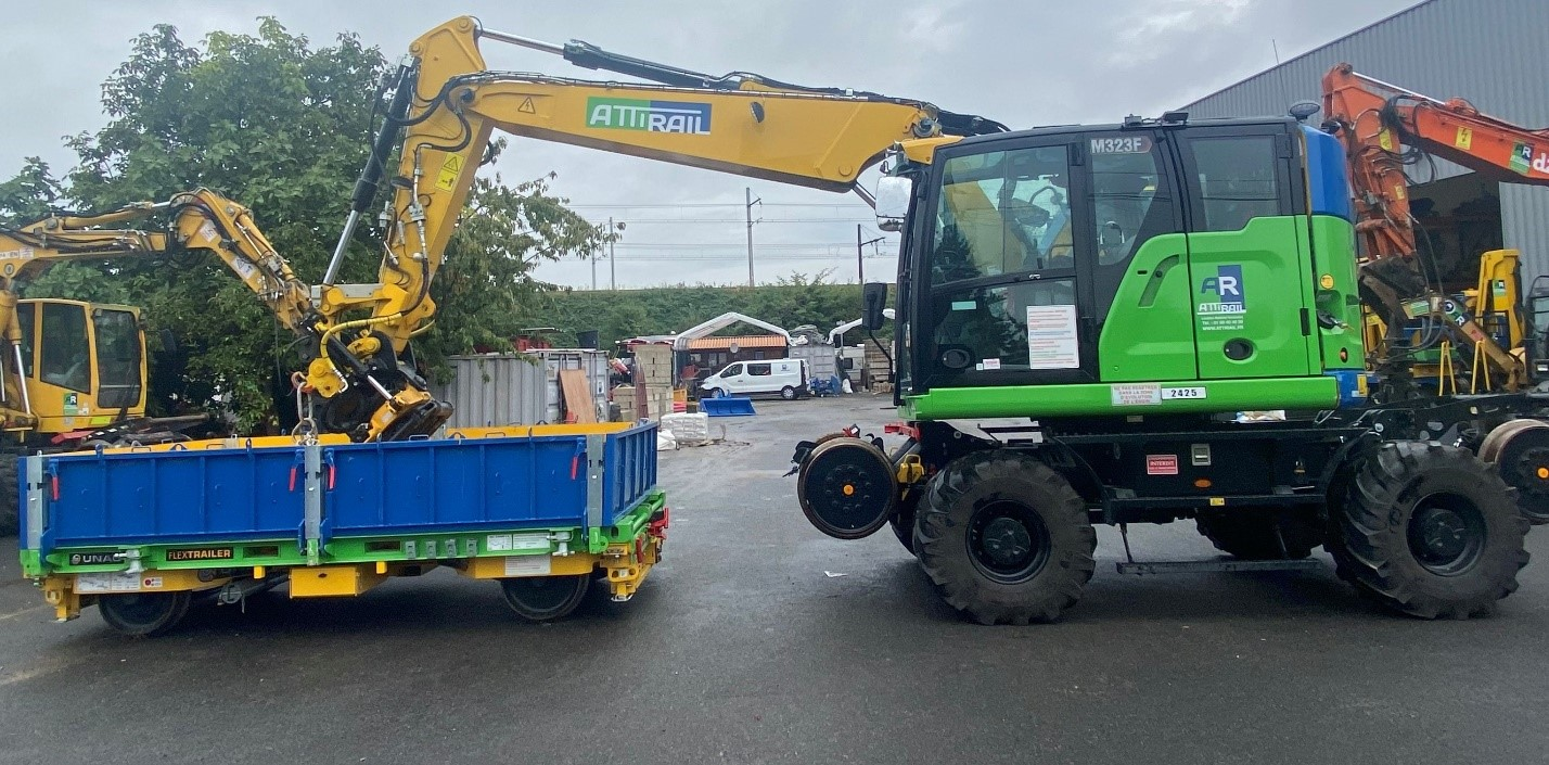 Remorque rail-route Flextrailer FT 425 — vue latérale avec pelle Caterpillar M323F