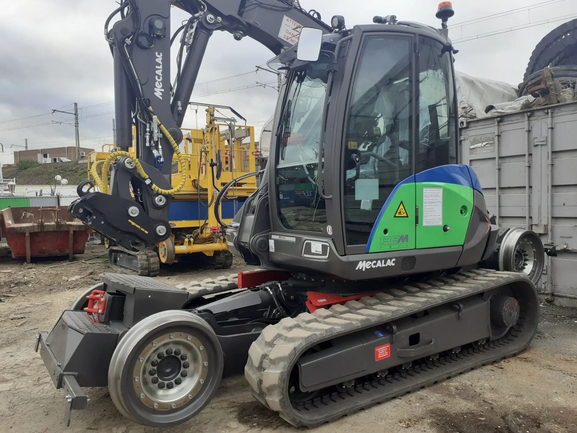 Pelle rail-route Mecalac M136 MRAIL — vue latérale chantier