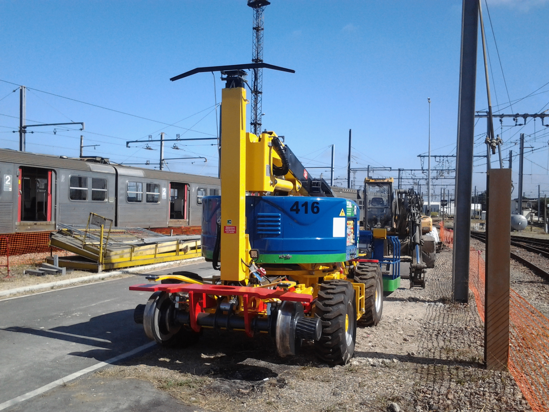 Nacelle rail-route EVO14 Geismar — vue arrière sur voie