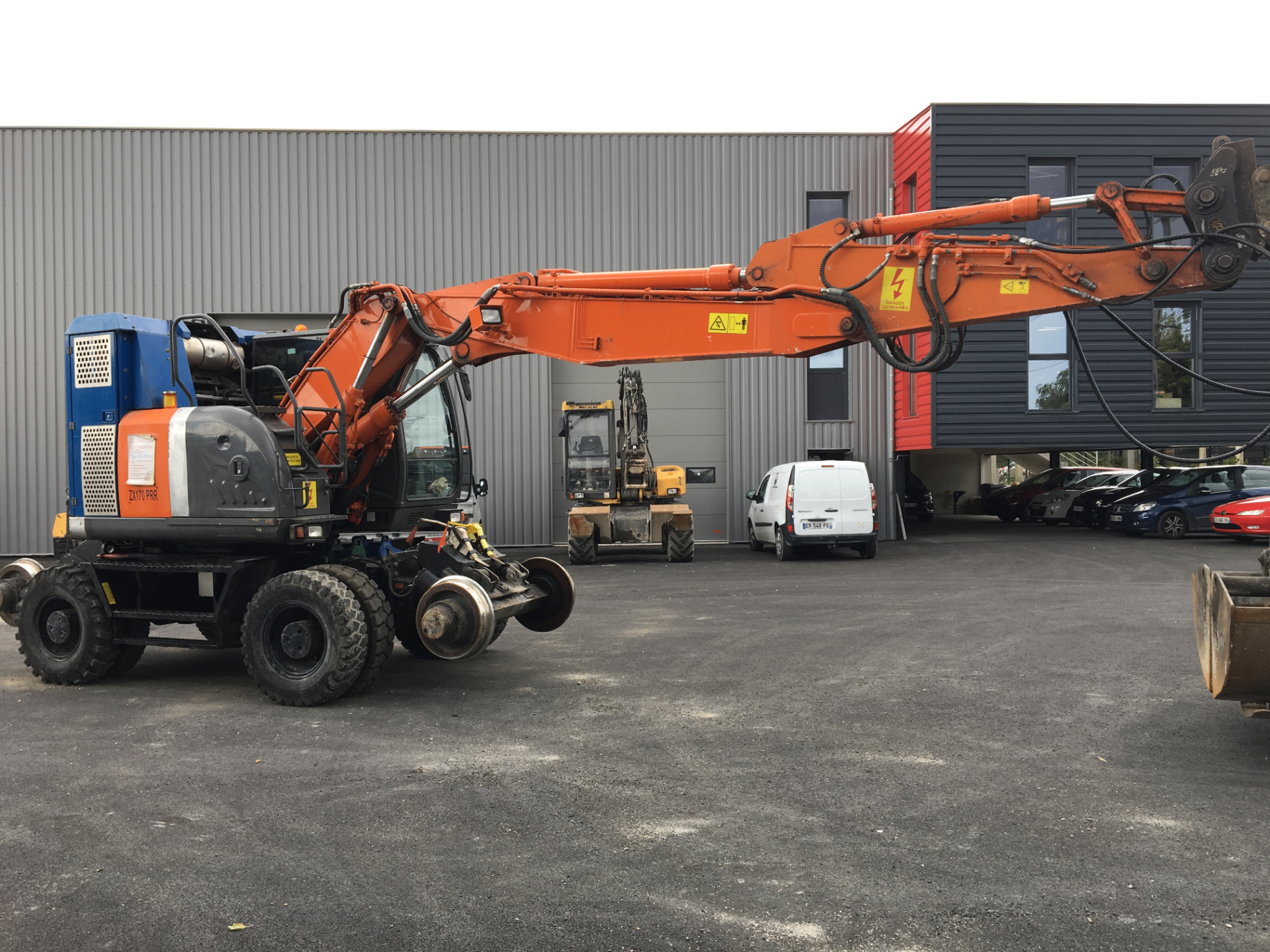 Pelle rail-route Hitachi C199 — vue complémentaire