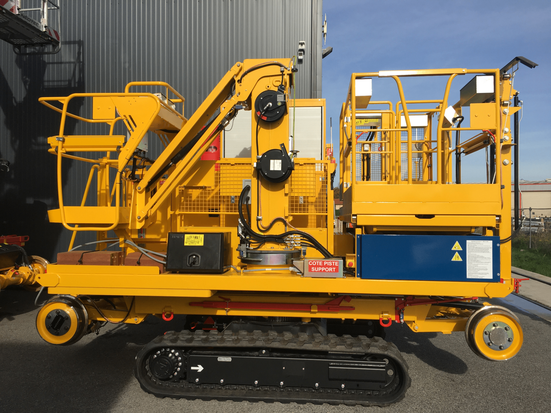 Nacelle rail-route ELAN Néotec — vue latérale sur chenilles