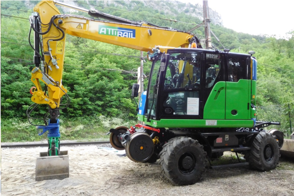 Pelle rail-route Caterpillar 323F — vue avant avec bras déployé