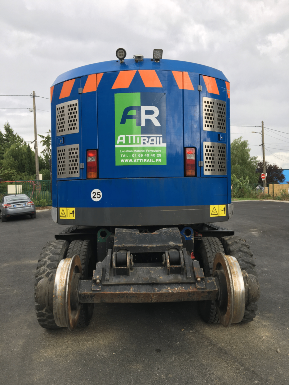 Pelle rail-route Hitachi C199 — vue complémentaire