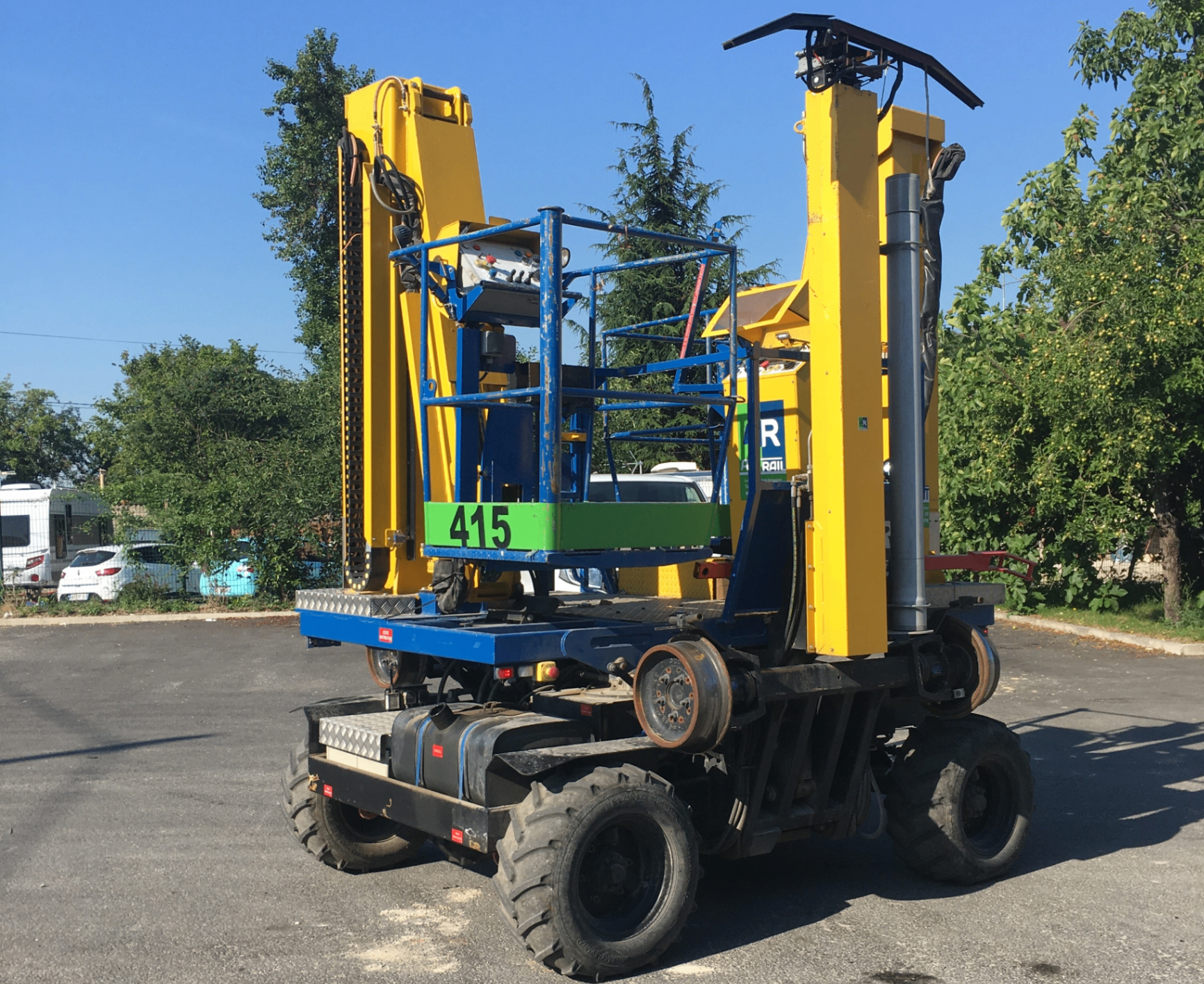 Nacelle rail-route VCP 2N-NEO — vue latérale arrière sur parking