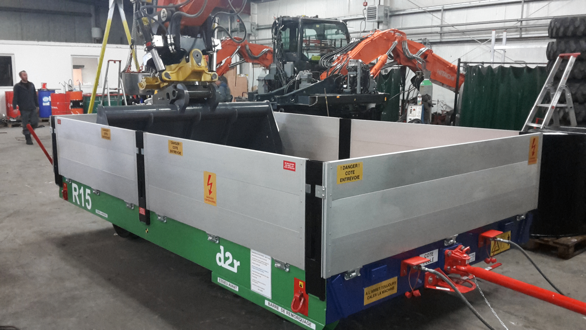 Remorque rail-route R15-001 — vue trois-quarts benne en atelier