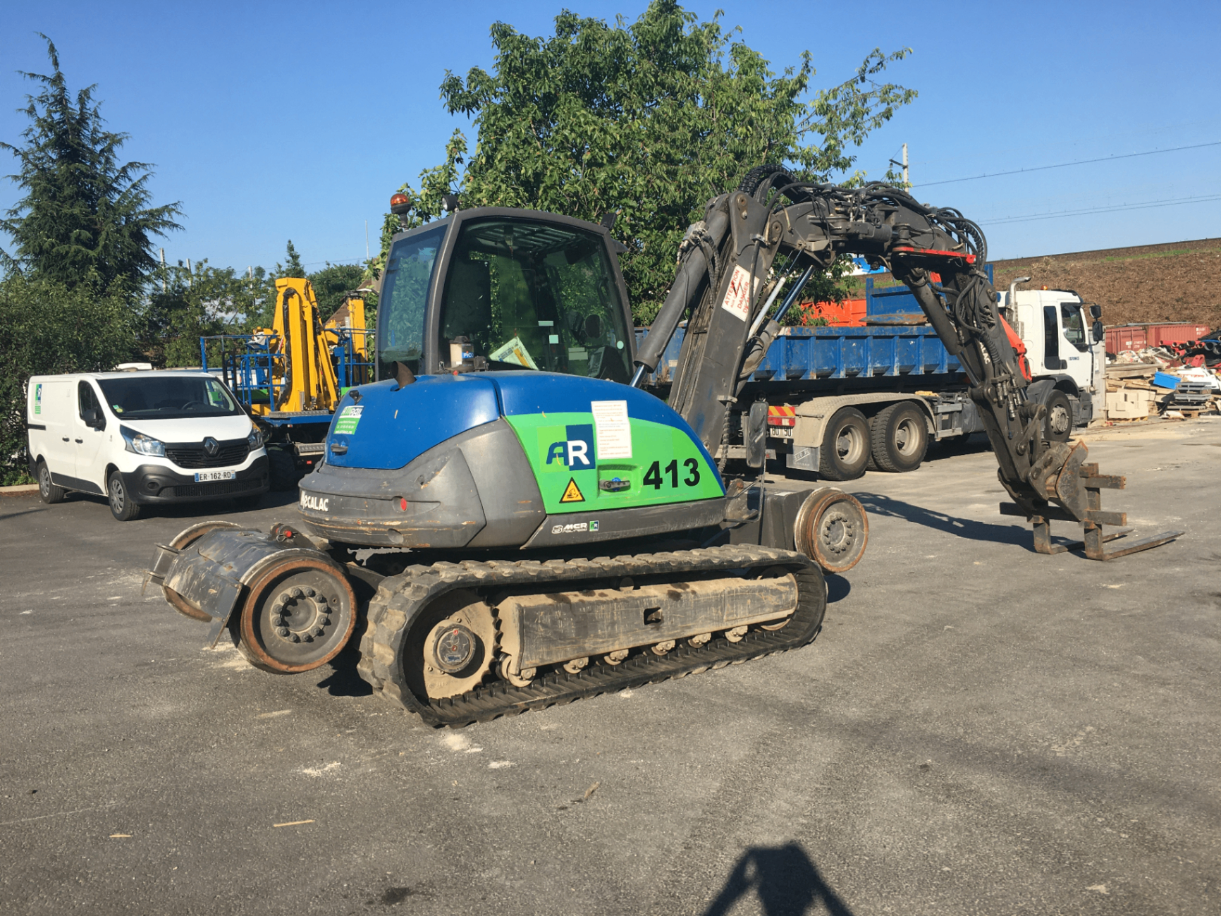 Pelle Mecalac 8MCR — vue latérale droite